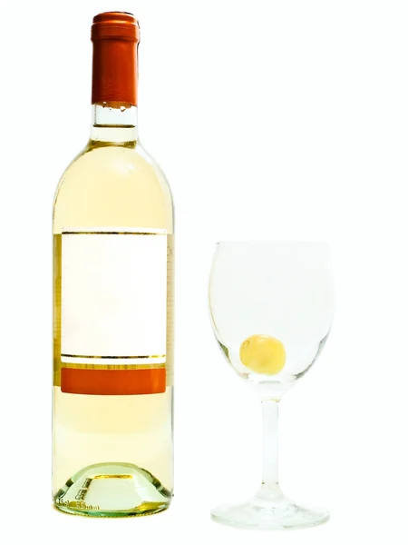 Garrafa Vinho Branco Perto Vinhedos Com Uva Contra Fundo Branco — Fotografia de Stock