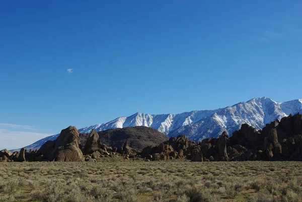 Rocks Snow Mountains Alabama Hills California — Stock Photo, Image