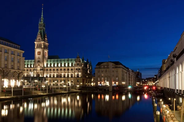 Rådhuset Natten Med Den Lilla Alster Ansluta Den Inre Alster — Stockfoto