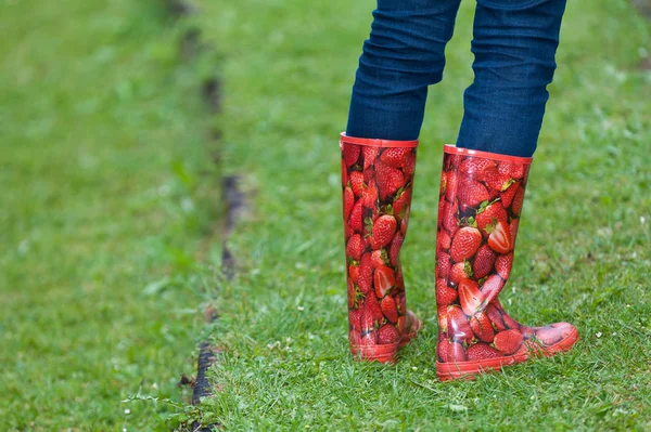 Klein Meisje Rode Sneakers Met Een Borstel Tuin — Stockfoto