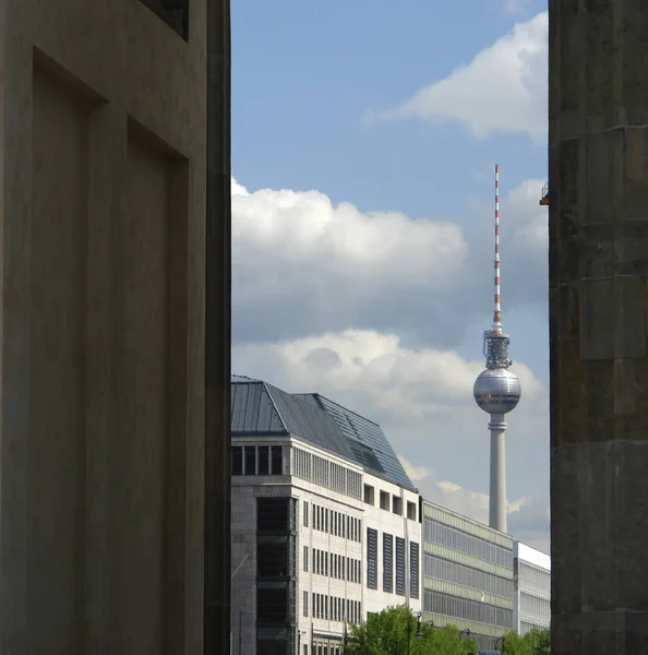 壁の破片で囲まれたテレビ塔を持つベルリン ドイツ の街の風景 — ストック写真