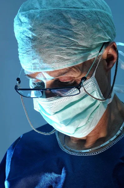 青いトーンで手術の医師の肖像 — ストック写真