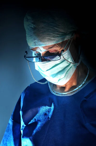 暗い背景で手術を行う医師 — ストック写真