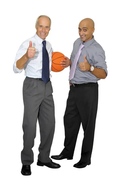 Twee Zakenmannen Met Een Basketbal Geïsoleerd Het Wit — Stockfoto