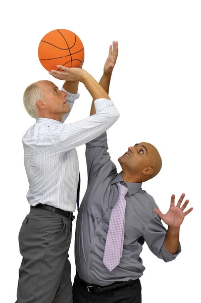 Två Affärsmän Spelar Basket Isolerad Vitt — Stockfoto