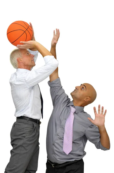 Zwei Geschäftsleute Mit Einem Basketball Der Isoliert Weiß Spielt — Stockfoto