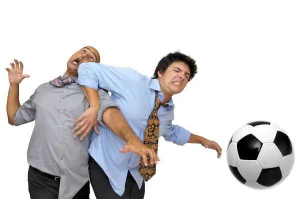 Δύο Επιχειρηματίες Αγωνίζονται Για Μια Μπάλα Ποδοσφαίρου Απομονωμένη Στα Λευκά — Φωτογραφία Αρχείου