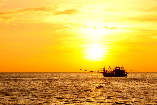 Image Bateau Pêche Dans Océan Coucher Soleil — Photo