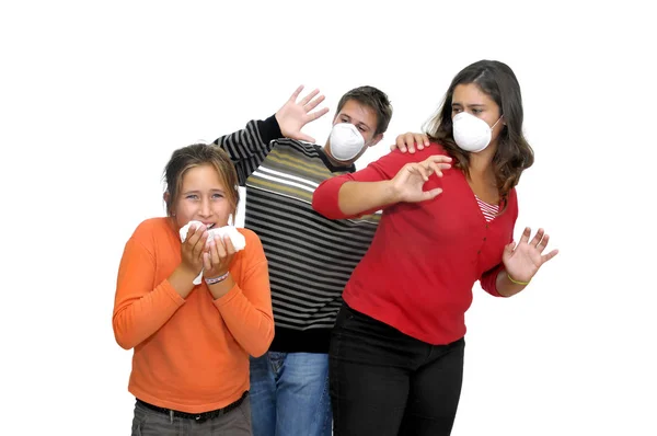 Ομάδα Παιδιών Μάσκες Κατά Της Γρίπης Και Ένα Ήδη Άρρωστο — Φωτογραφία Αρχείου