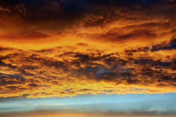 雲と太陽と日没の空 — ストック写真