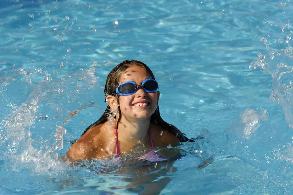 Chica Joven Jugando Agua —  Fotos de Stock