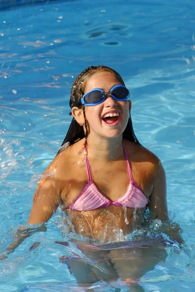 Jóvenes Saltando Una Piscina —  Fotos de Stock