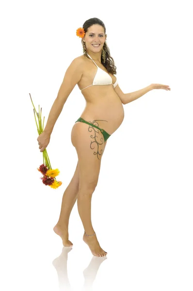 Těhotná Žena Tetováním Bikinách Drží Svazek Květin Izolovaných Bílé — Stock fotografie