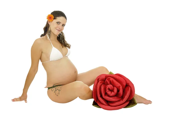 Femme Enceinte Avec Tatouage Posant Bikini Avec Une Rose Rouge — Photo