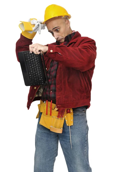 Trabalhador Construção Confuso Com Laptop Isolado Branco — Fotografia de Stock