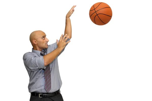 Бизнесмен Баскетболом Изолирован Белом — стоковое фото