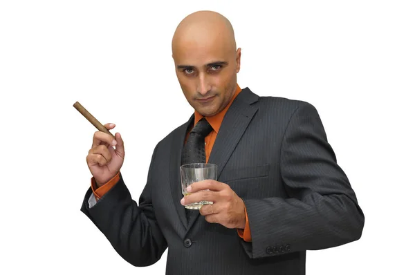 白で隔離されたシガーグラスとウイスキーグラスを持つビジネスマン — ストック写真