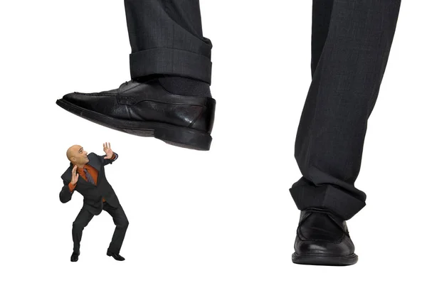 成熟したビジネスマンは白で隔離された大きなCeoの足の恐怖 — ストック写真