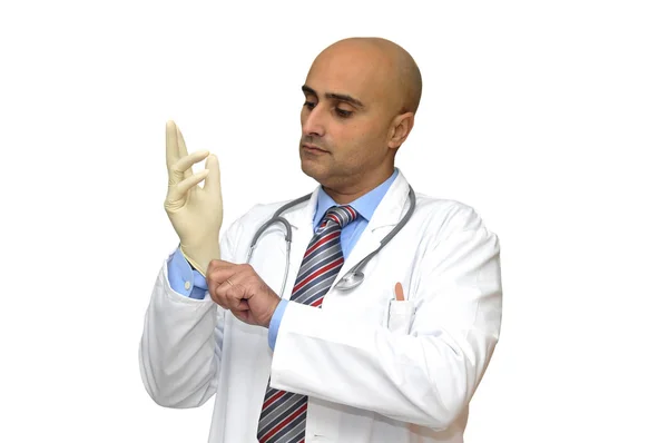 Doctor Poniendo Los Guantes Aislados Blanco — Foto de Stock