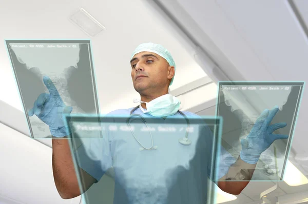 Doctor Uniforme Con Pantalla Alta Tecnología Hospital —  Fotos de Stock