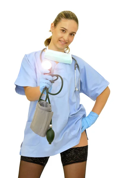 Sexy Junge Ärztin Mit Blutdruckgerät Posiert Vor Weißem Hintergrund — Stockfoto