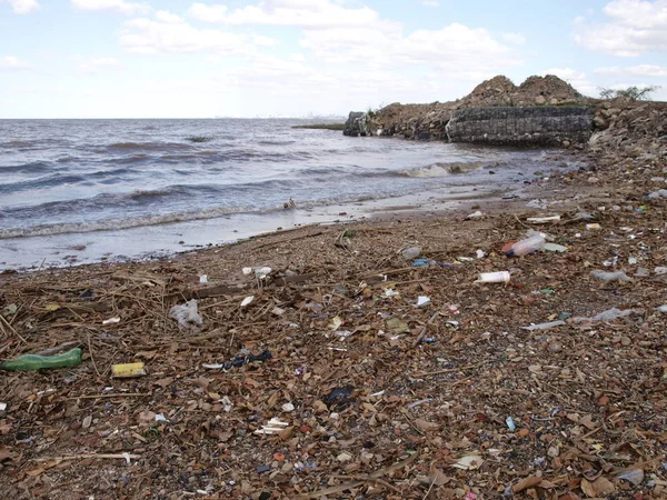 Praia Cheia Lixo — Fotografia de Stock