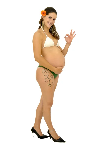 白で分離されたビキニでポーズをとってタトゥーと妊娠中の女性 — ストック写真