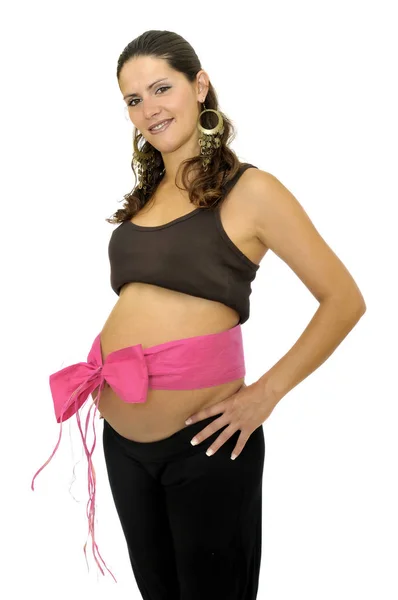 妊娠中の女性とともにピンクリボンで彼女の腹に隔離された白 — ストック写真