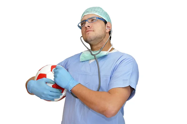 Médico Uniforme Com Bola Futebol Estetoscópio Isolado Branco — Fotografia de Stock