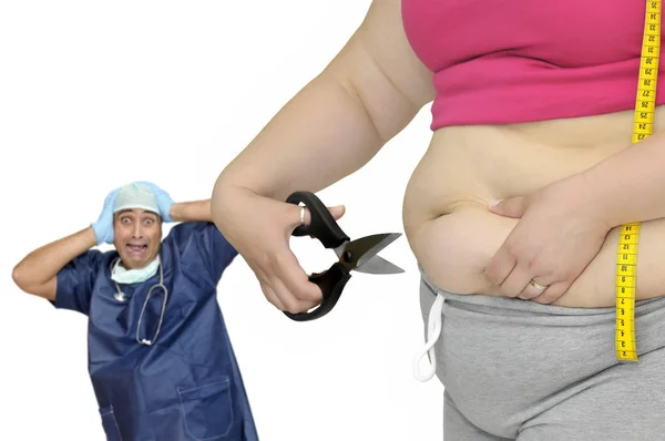 背景には医師の悩みを持つ測定テープやはさみで太った女性の体の一部 — ストック写真