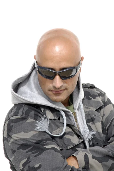 Man Met Zonnebril Poseren Tegen Een Witte Achtergrond — Stockfoto