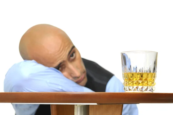 Biznesmen Patrzący Szklankę Alkoholu Odizolowanego Kolorze Białym — Zdjęcie stockowe