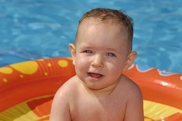 Schöne Blauäugige Baby Mit Schwimmer Pool — Stockfoto