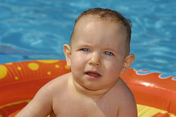 Bayi Cantik Dengan Pelampung Kolam Renang — Stok Foto