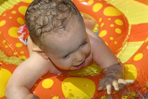 Όμορφο Μωρό Αιωρείται Στην Πισίνα — Φωτογραφία Αρχείου
