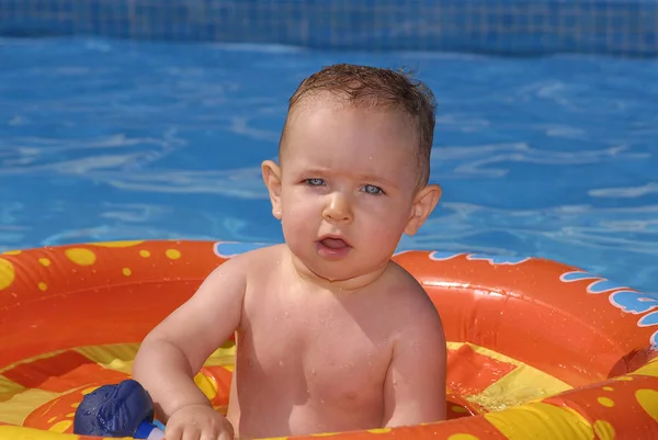 Bonito Bebê Olhos Azuis Com Floater Piscina — Fotografia de Stock