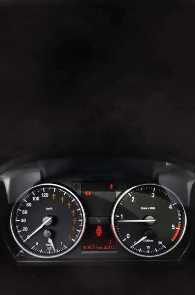 速度计上有红叉的汽车仪表盘 — 图库照片