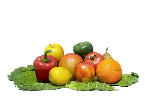 用白色隔开的水果和蔬菜 — 图库照片