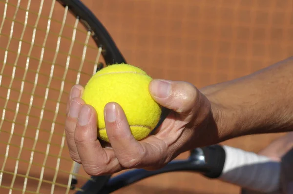 Mão Jogador Com Bola Tênis Preparando Para Servir — Fotografia de Stock