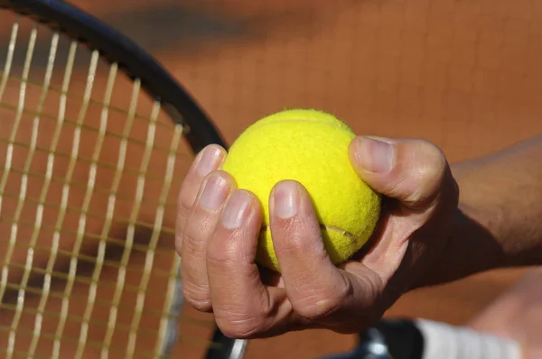 Spelarens Hand Med Tennisboll Förbereder Sig För Att Tjäna — Stockfoto
