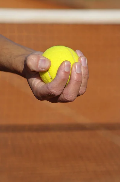 Fechar Uma Mão Com Uma Bola Tênis Tribunal Barro — Fotografia de Stock