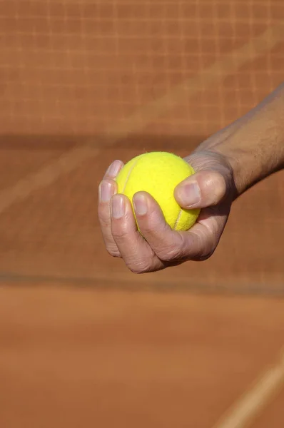 Närbild Hand Med Tennisboll Lerdomstol — Stockfoto
