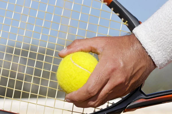 Χέρι Του Παίκτη Μπάλα Του Τένις Ετοιμάζεται Εξυπηρετήσει — Φωτογραφία Αρχείου