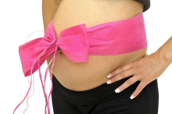 用粉红缎带隔开的怀孕妇女腹部 — 图库照片