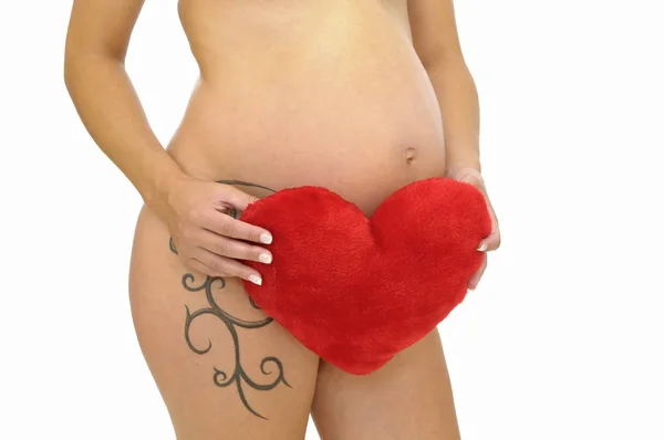 白に隔離されたタトゥーと赤の心を持つ妊婦 — ストック写真