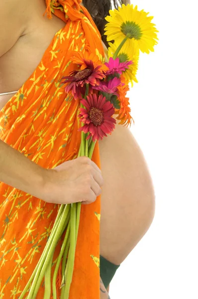 Schwangerschaftsbauch Mit Orangefarbenem Lappen Und Weißen Blüten — Stockfoto