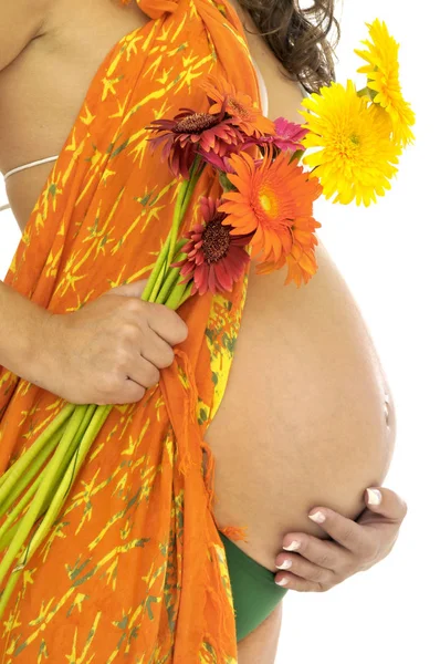 Schwangerschaftsbauch Mit Orangefarbenem Lappen Und Weißen Blüten — Stockfoto