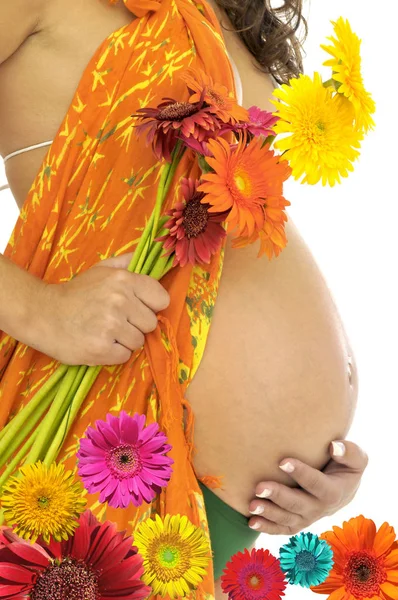 Schwangerschaftsbauch Mit Orangefarbenem Lappen Und Weißen Blüten — Stockfoto