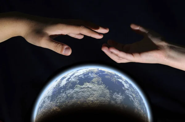 黒で隔離された惑星地球を持つ子供たちの手 — ストック写真