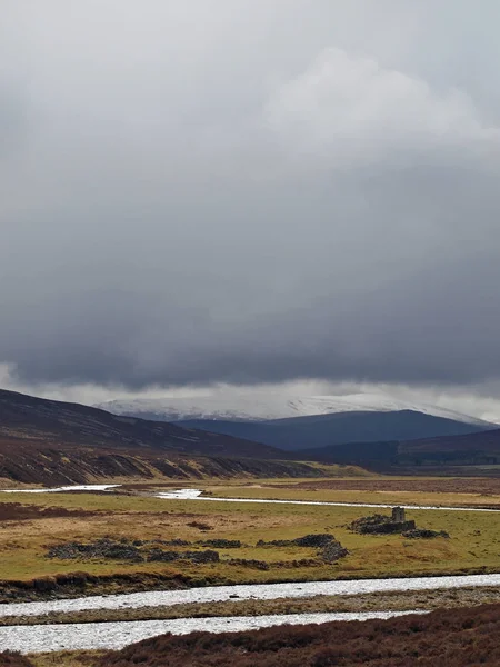 Cairngorm Ların Üzerinde Ağır Kara Bulutlar Planda Bir Harabe Var — Stok fotoğraf